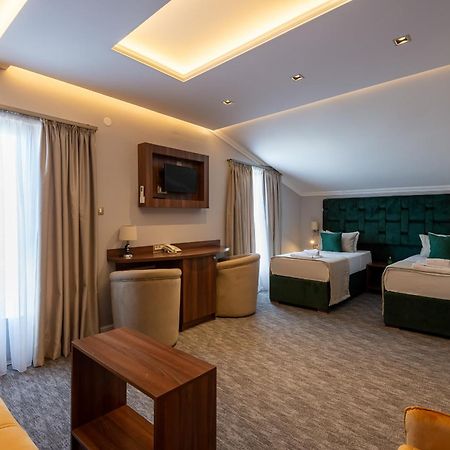 Hotel Ideall ポドゴリツァ エクステリア 写真