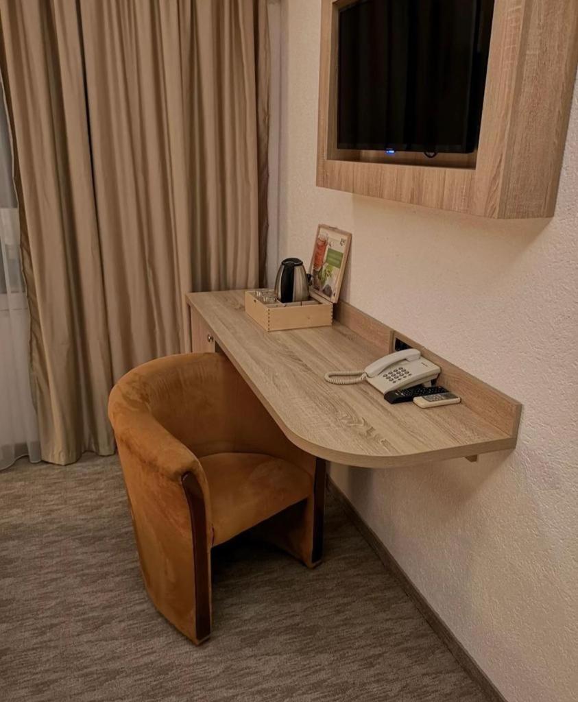 Hotel Ideall ポドゴリツァ エクステリア 写真