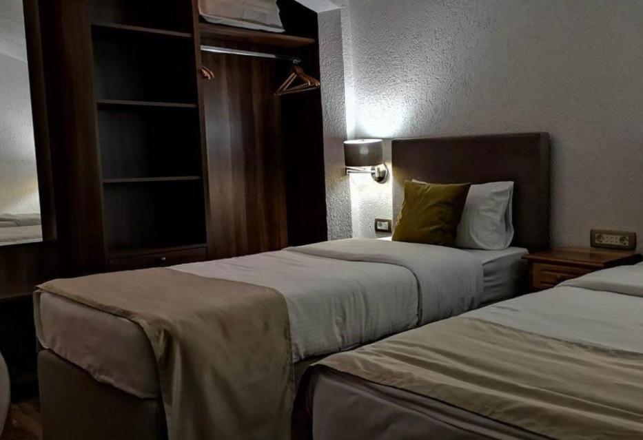 Hotel Ideall ポドゴリツァ エクステリア 写真