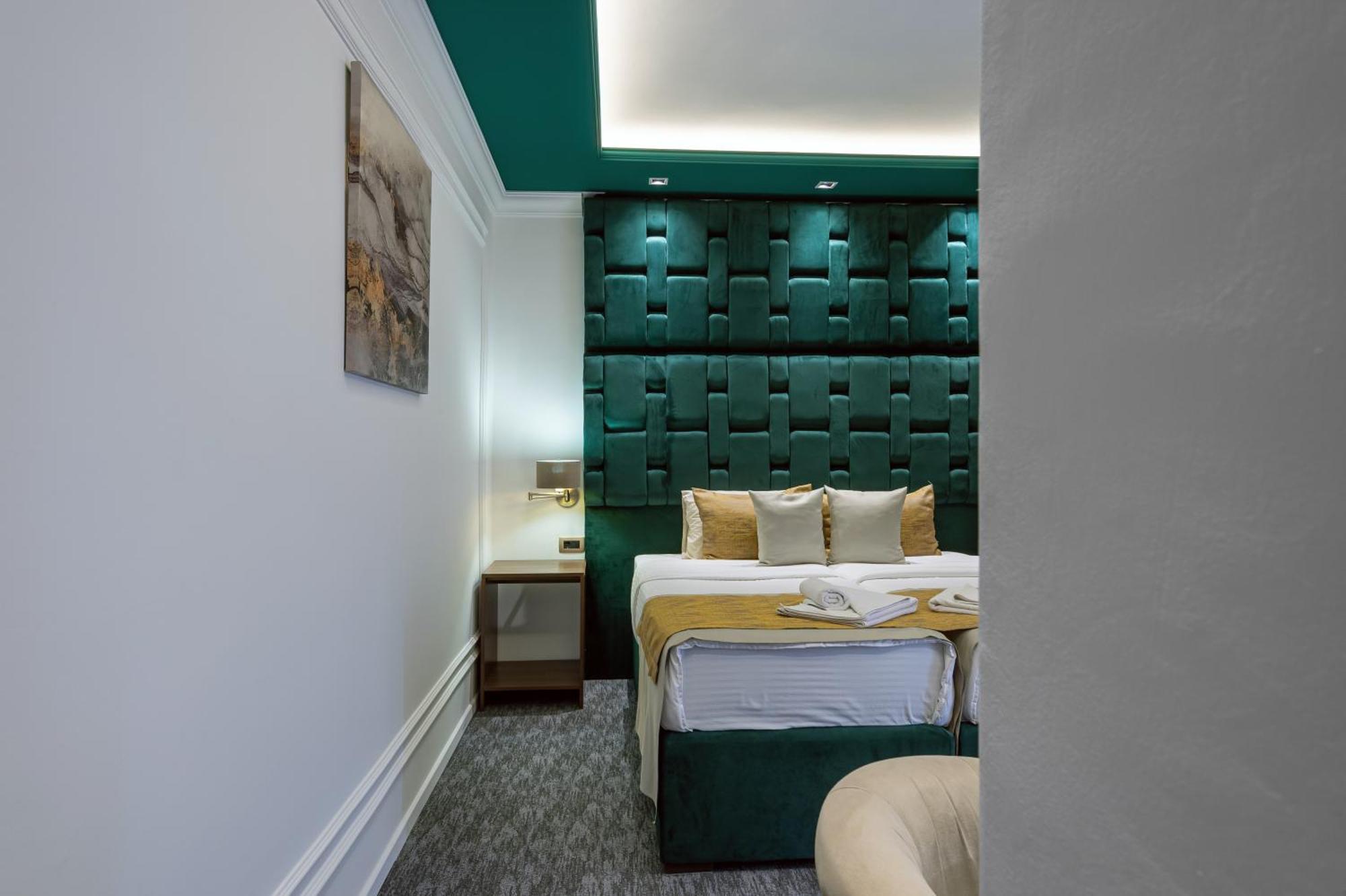 Hotel Ideall ポドゴリツァ エクステリア 写真