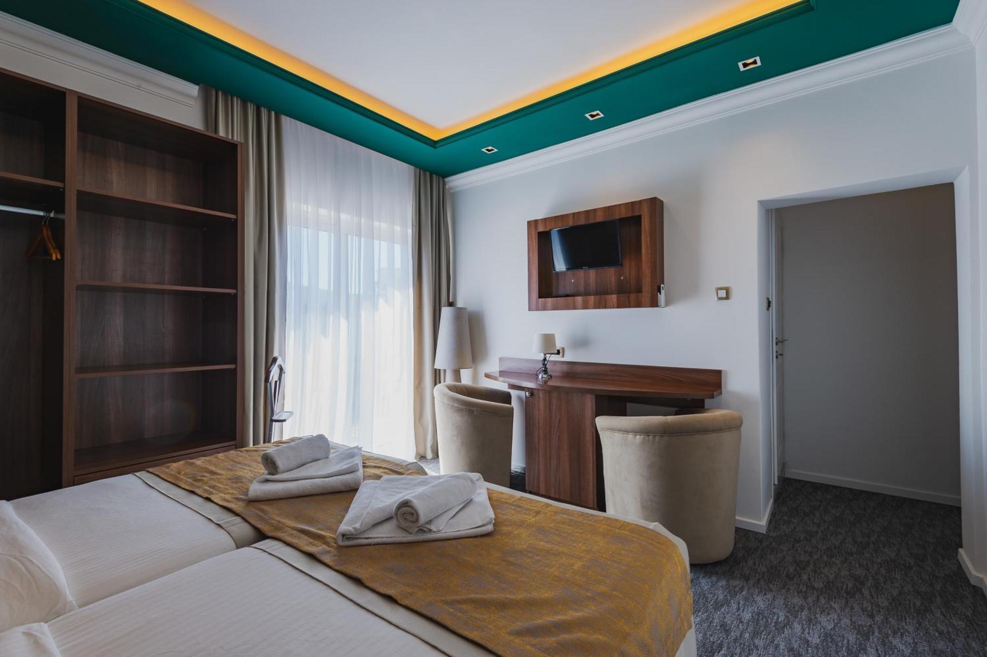 Hotel Ideall ポドゴリツァ エクステリア 写真