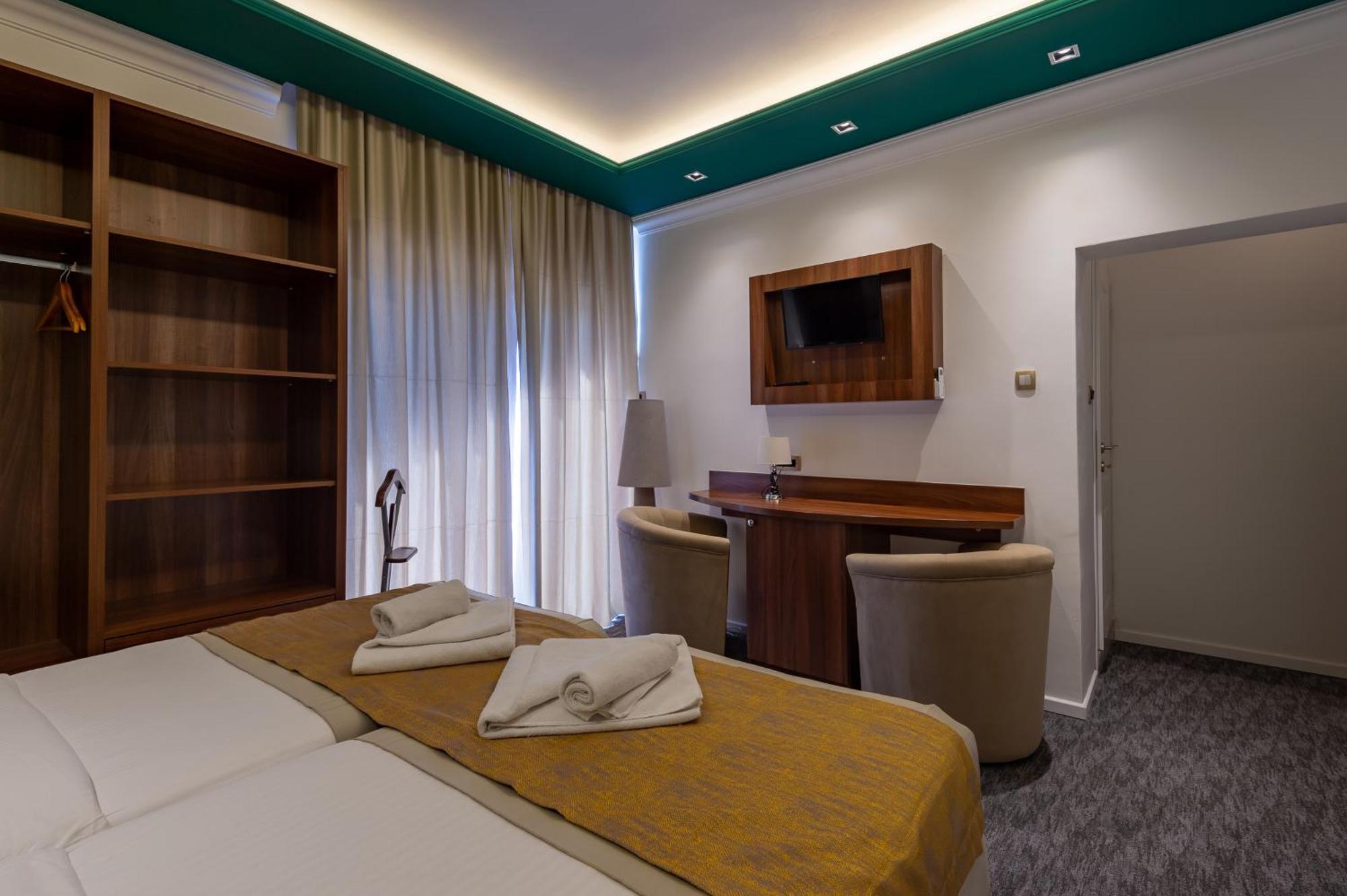 Hotel Ideall ポドゴリツァ エクステリア 写真