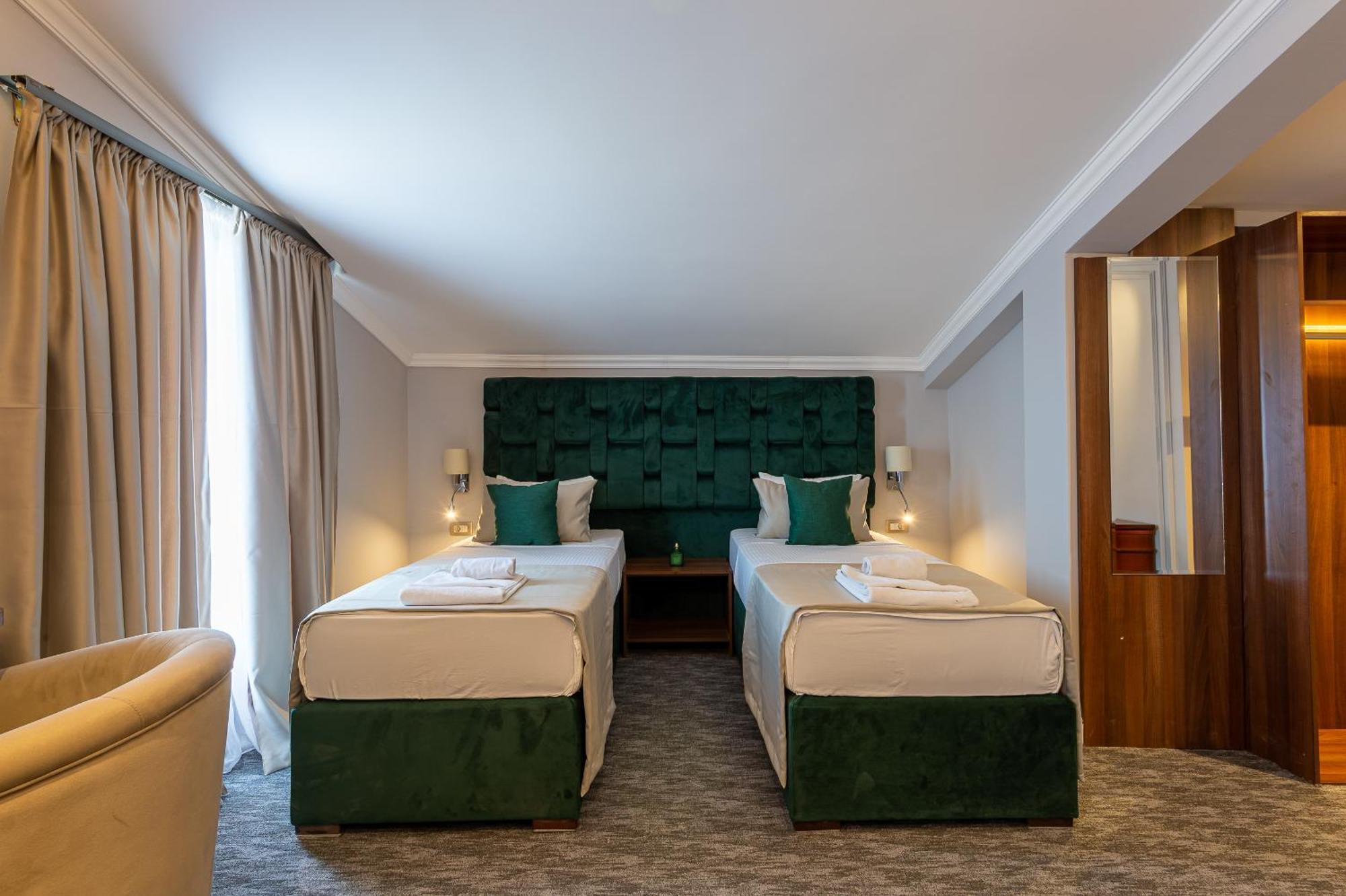 Hotel Ideall ポドゴリツァ エクステリア 写真
