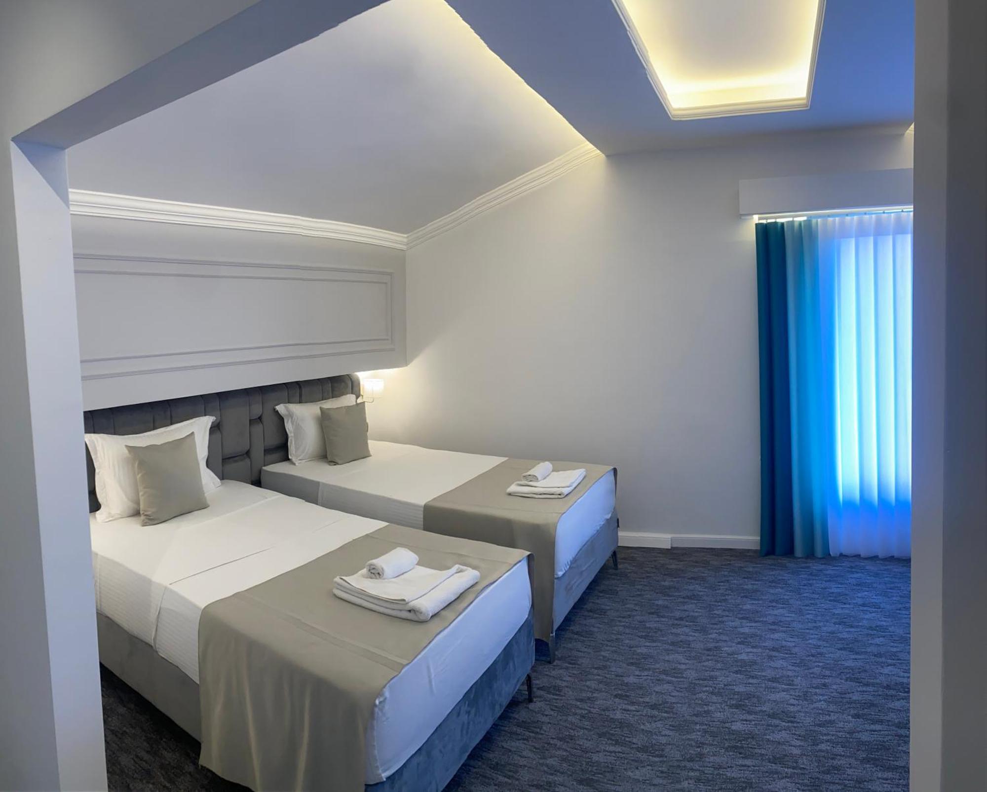 Hotel Ideall ポドゴリツァ エクステリア 写真
