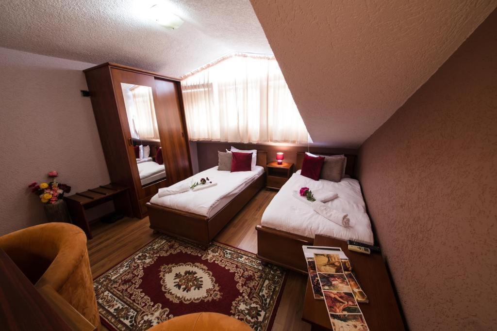 Hotel Ideall ポドゴリツァ エクステリア 写真