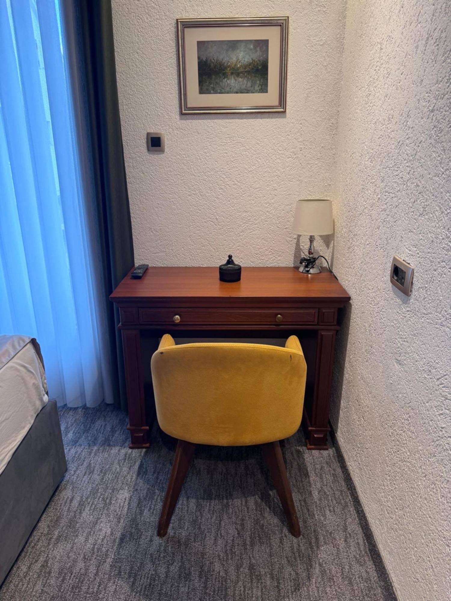 Hotel Ideall ポドゴリツァ エクステリア 写真