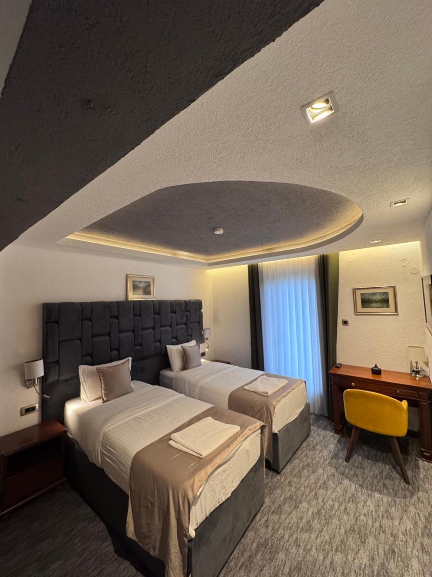 Hotel Ideall ポドゴリツァ エクステリア 写真