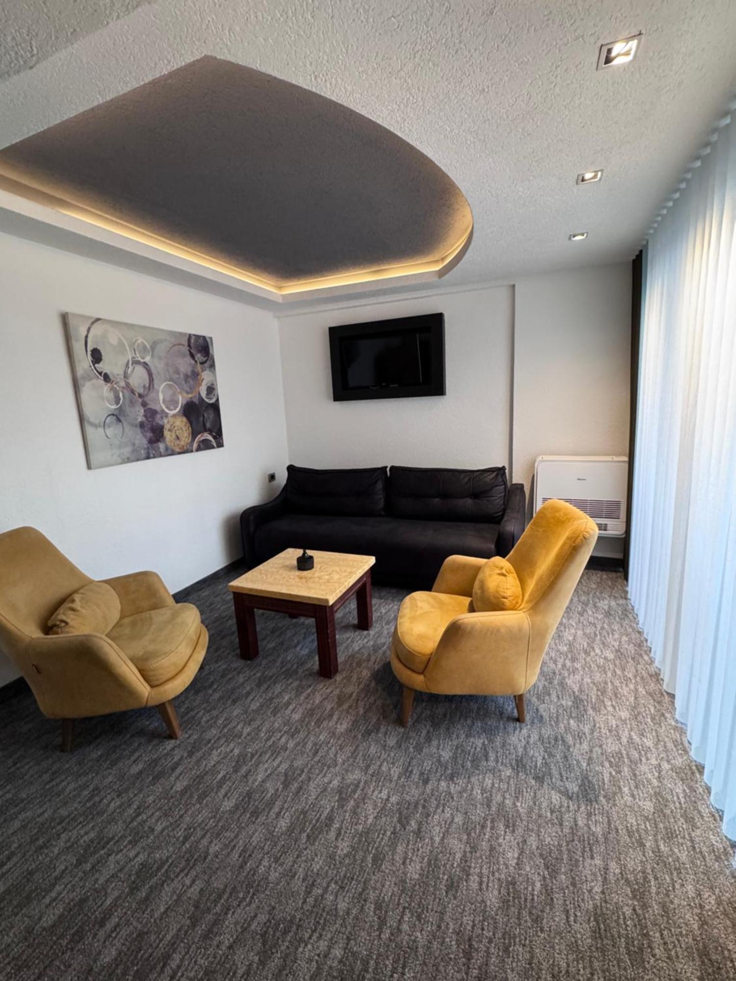 Hotel Ideall ポドゴリツァ エクステリア 写真