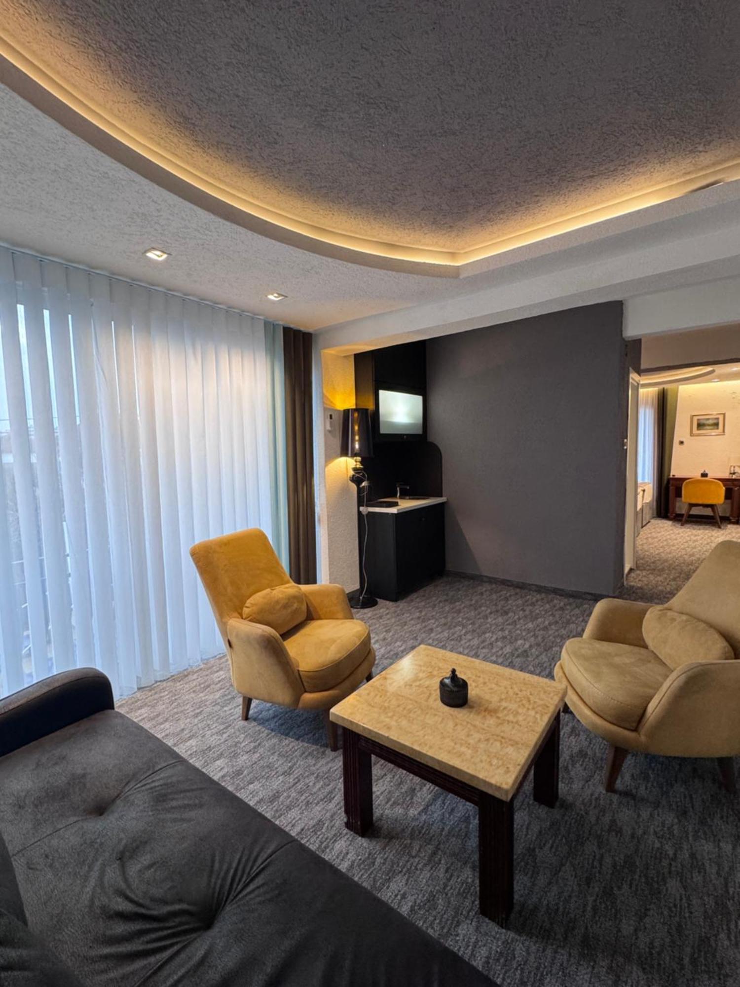 Hotel Ideall ポドゴリツァ エクステリア 写真
