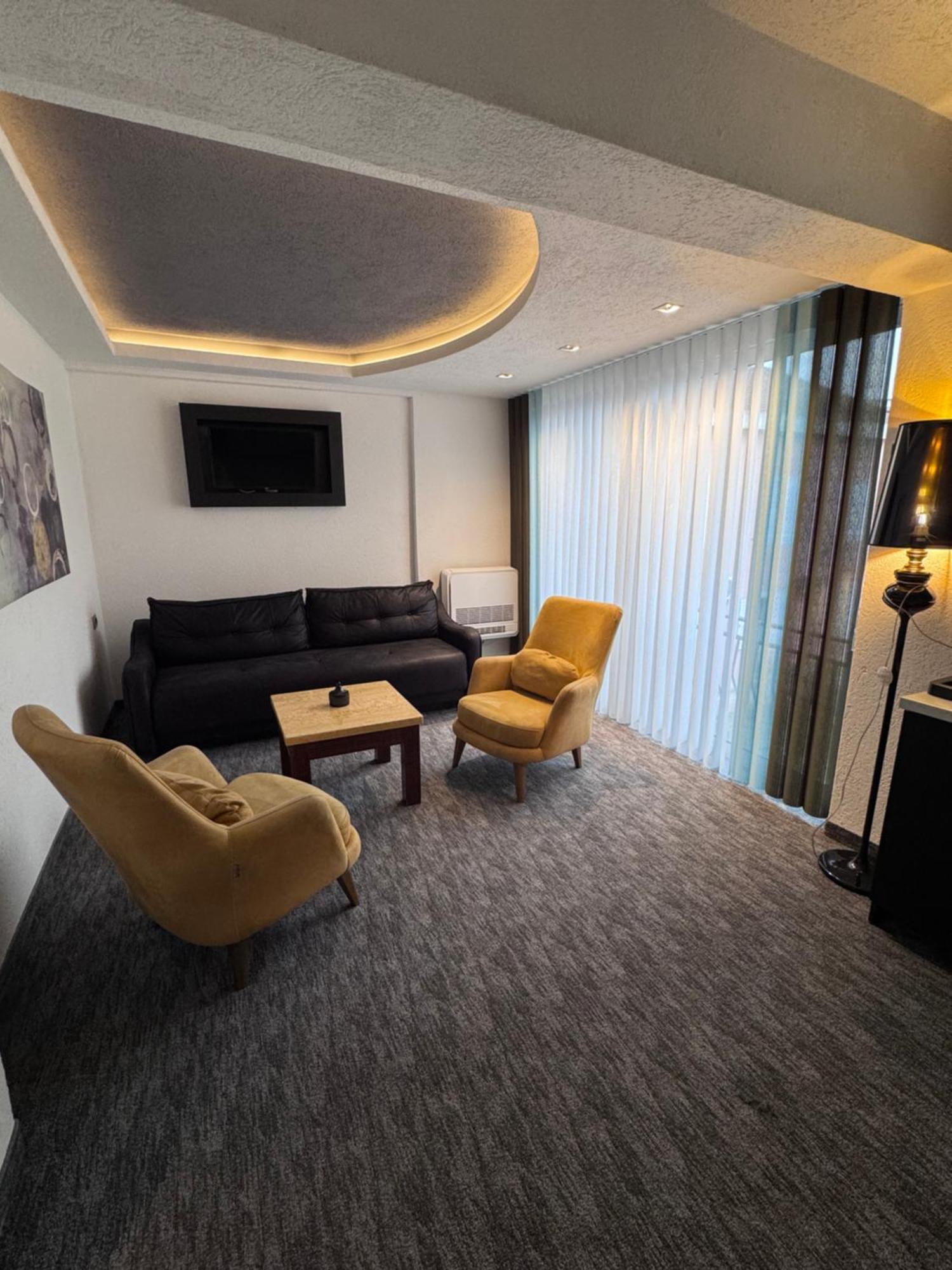 Hotel Ideall ポドゴリツァ エクステリア 写真